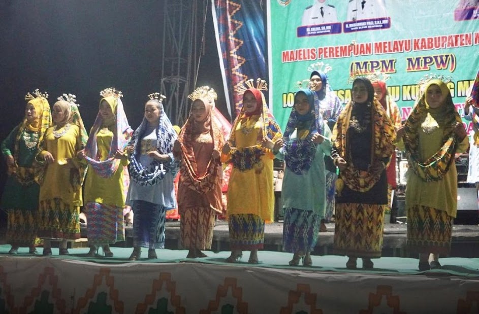 BAJU KURUNG: Para peserta Lomba Busana Baju Kurung Mempawah bergaya di depan dewan juri dalam perhelatan yang digelar Majelis Perempuan Melayu (MPM) di Arena Robo-Robo Kuala Mempawah, Jumat (6/10).