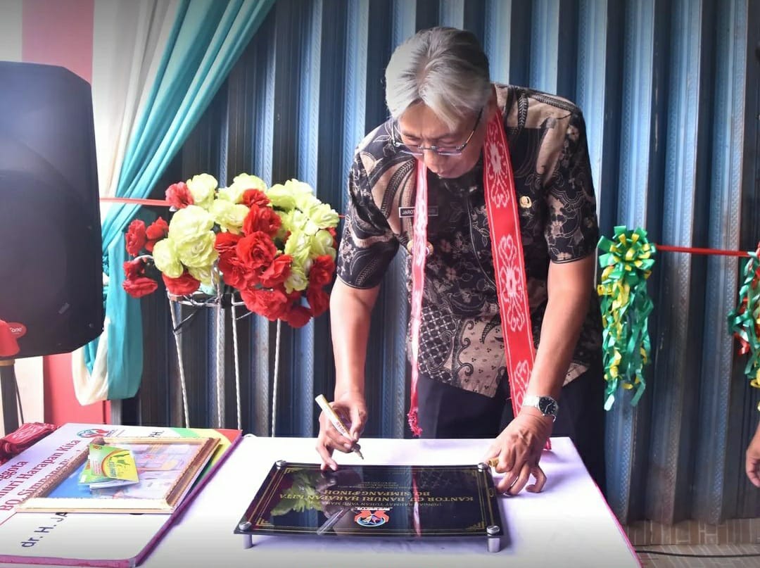RESMIKAN: Bupati Sintang Jarot Winarno meresmikan gedung Kantor Credit Union (CU) Banuri Harapan Kita, dengan penandatanganan prasasti, beberapa waktu lalu.