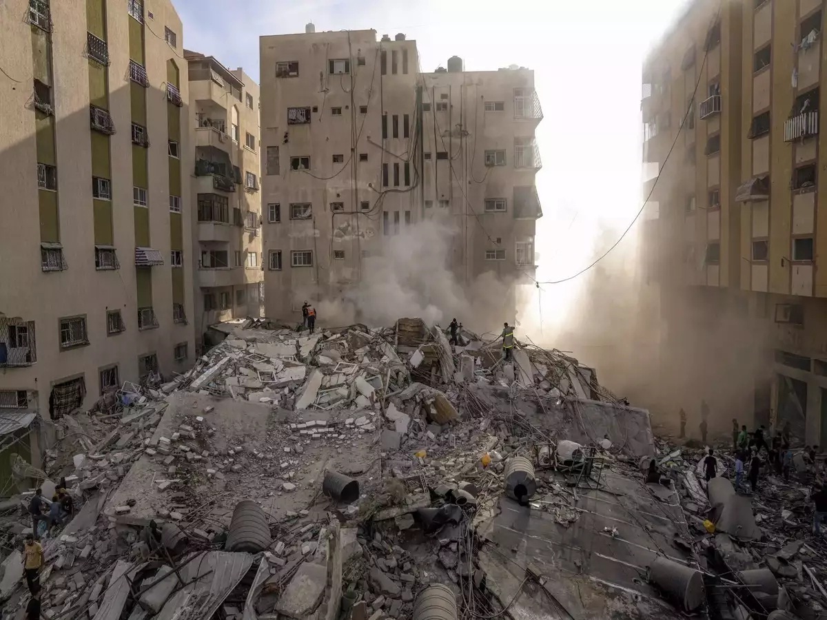 Sejumlah gedung-gedung di Kota Gaza hancur akibat serangan rudal Israel, Minggu (8/10). Sebanyak 370 orang tewas dan 2.200 lainnya luka-luka menyusul serangan Israel di wilayah ini.