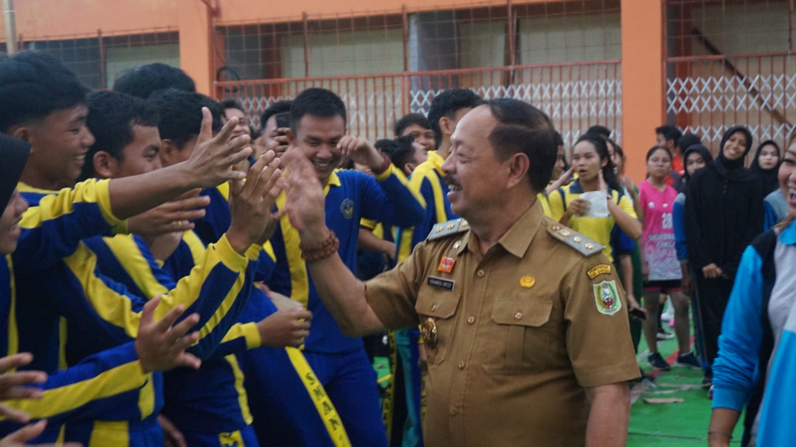 SEMANGAT: Wabup Sanggau menyemangati para pelajar yang akan bertanding dalam ajang Kejuaraan Olahraga Pelajar Se-Kabupaten Sanggau 9-13 Oktober 2023.