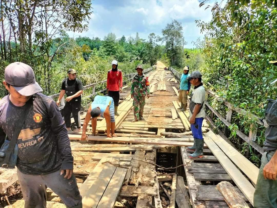 KERJA BAKTI: Koramil 1205-03/Ketungau Hilir membantu warga kerja bakti dalam menyukseskan program pembangunan jaringan listrik di Kecamatan Ketungau Hilir.