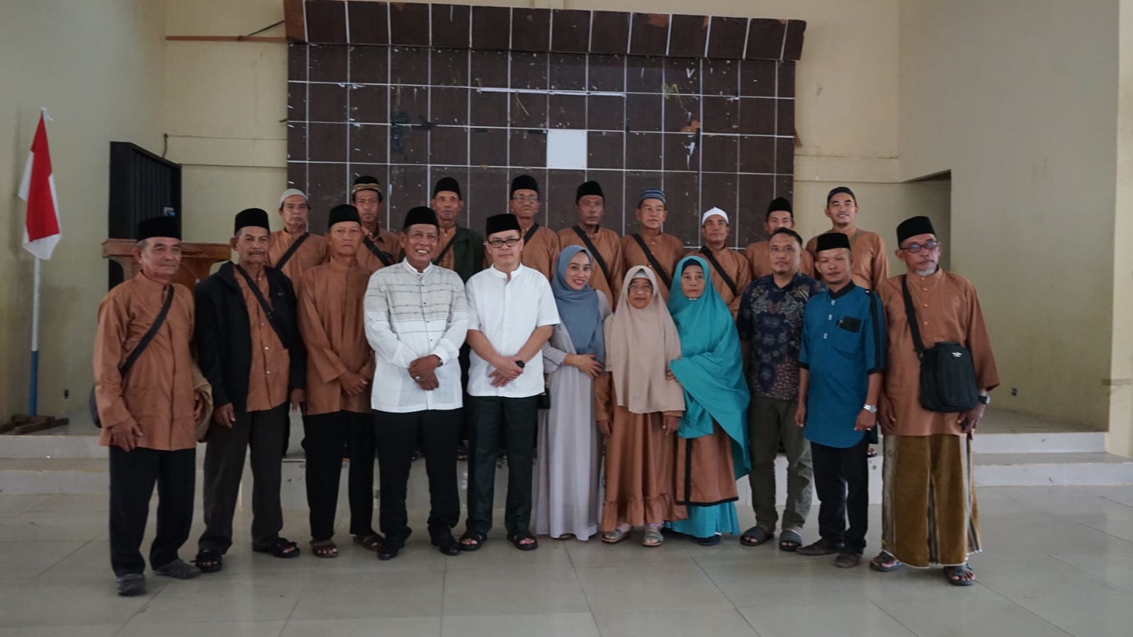 JEMAAH UMRAH: Sebanyak 25 peserta jemaah umrah Kabupaten Kayong Utara saat akan bertolak dari Sukadana.