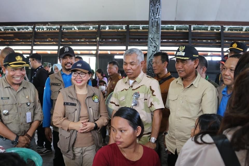 PEMERIKSAAN KESEHATAN : Bupati dan Wabup Ketapang, Martin Rantan dan Farhan, meninjau pemeriksaan kesehatan gratis yang dilaksanakan di Kecamatan Sandai, Jumat (6/10).