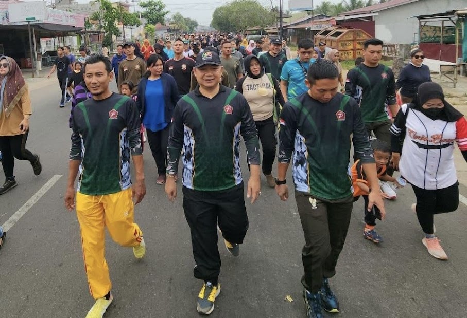JALAN SEHAT: Sekda Ketapang, Alexander Wilyo, ikut jalan sehat berbaur bersama ribuan warga Ketapang, Minggu (8/10). ISTIMEWA