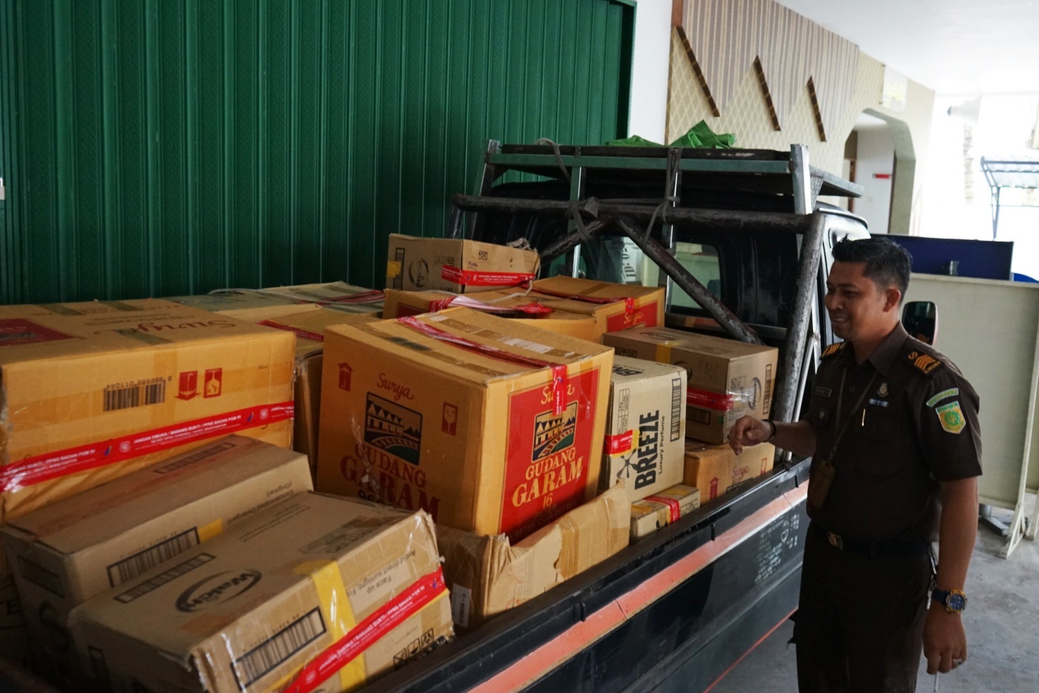 Sejumlah barang Farmasi dan makanan olahan diserahkan dari PPNS Balai Pengawas Obat dan Makanan (BPOM) Pontianak ke Kejaksaan Negeri Pontianak, Selasa (10/9).