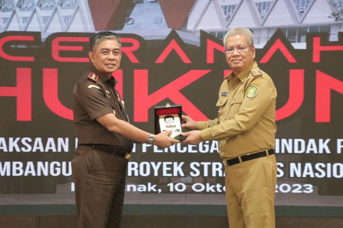 Pj Gubernur Kalbar Harisson menerima cendera mata dari Kajati Kalbar Muhammad Yusuf usai kegiatan ceramah hukum yang digelar di Aula Garuda, Kantor Gubernur, Selasa (10/10).
