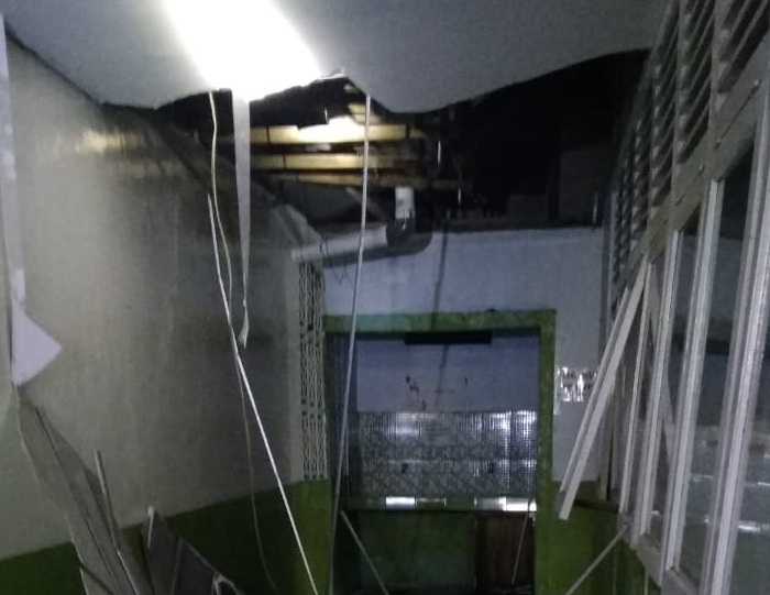 Plafon SMAN 7 Pontianak yang mengalami kerusakan.