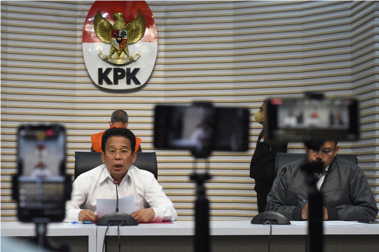 Wakil Ketua KPK Johanis Tanak (kiri) menyampaikan penetapan tersangka terhadap mantan Menteri Pertanian Syahrul Yasin Limpo (SYL) dan dua anak buahnya terkait kasus korupsi di Kementan.