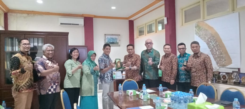Dinas  Pertanahan dan Tata Ruang Kota Yogyakarta melakukan kajian pemanfaatan ruang dan pertanahan  di Dinas Pekerjaan Umum dan Penataan Ruang Kota Pontianak, Kamis (12/10).