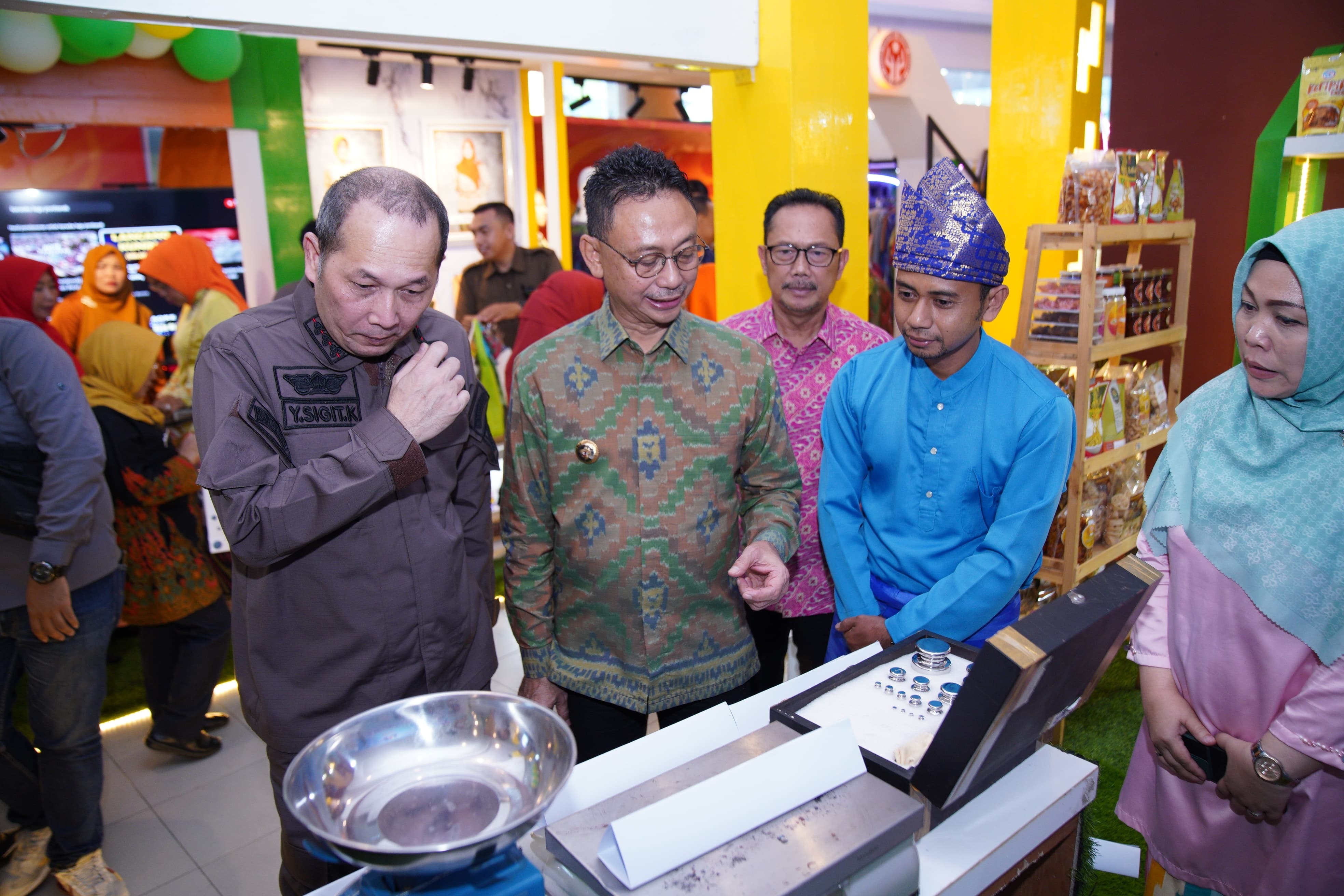 Wali Kota Pontianak Edi Rusdi Kamtono meninjau stand-stand Pontianak Expo 2023 yang menampilkan berbagai produk unggulan.
