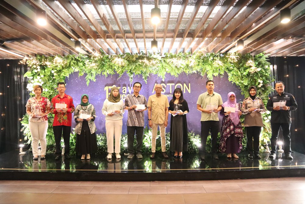 HARI JADI: Aston Pontianak beri apresiasi kepada 10 pelanggan setianya di perayaan HUT ke-13, Jumat (13/10).