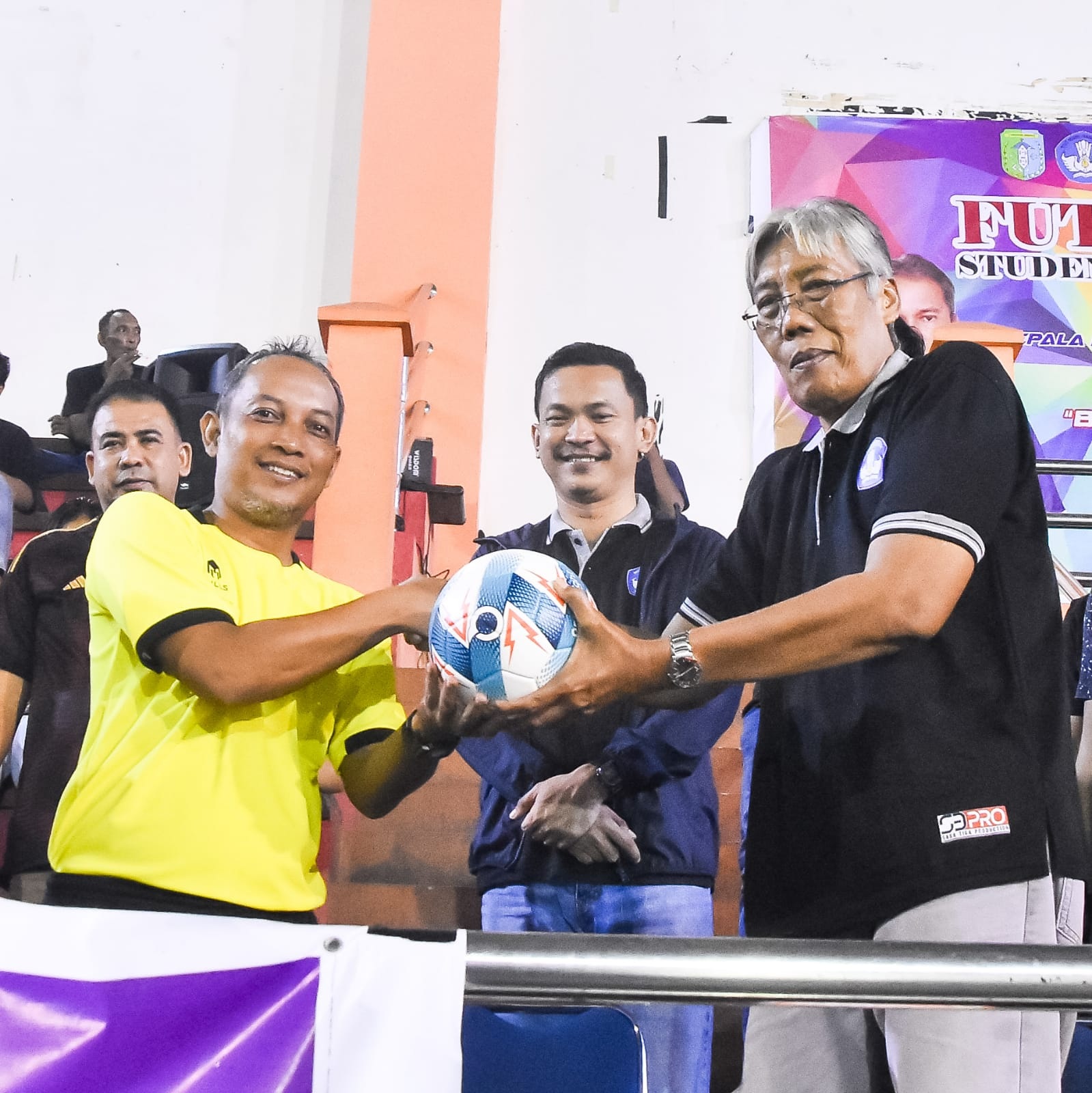 SERAHKAN BOLA: Bupati Sintang, dr. Jarot Winarno, menyerahkan bola kepada wasit yang menandakan pembukaan pertandingan Futsal Student League tahun 2023 Kabupaten Sintang.