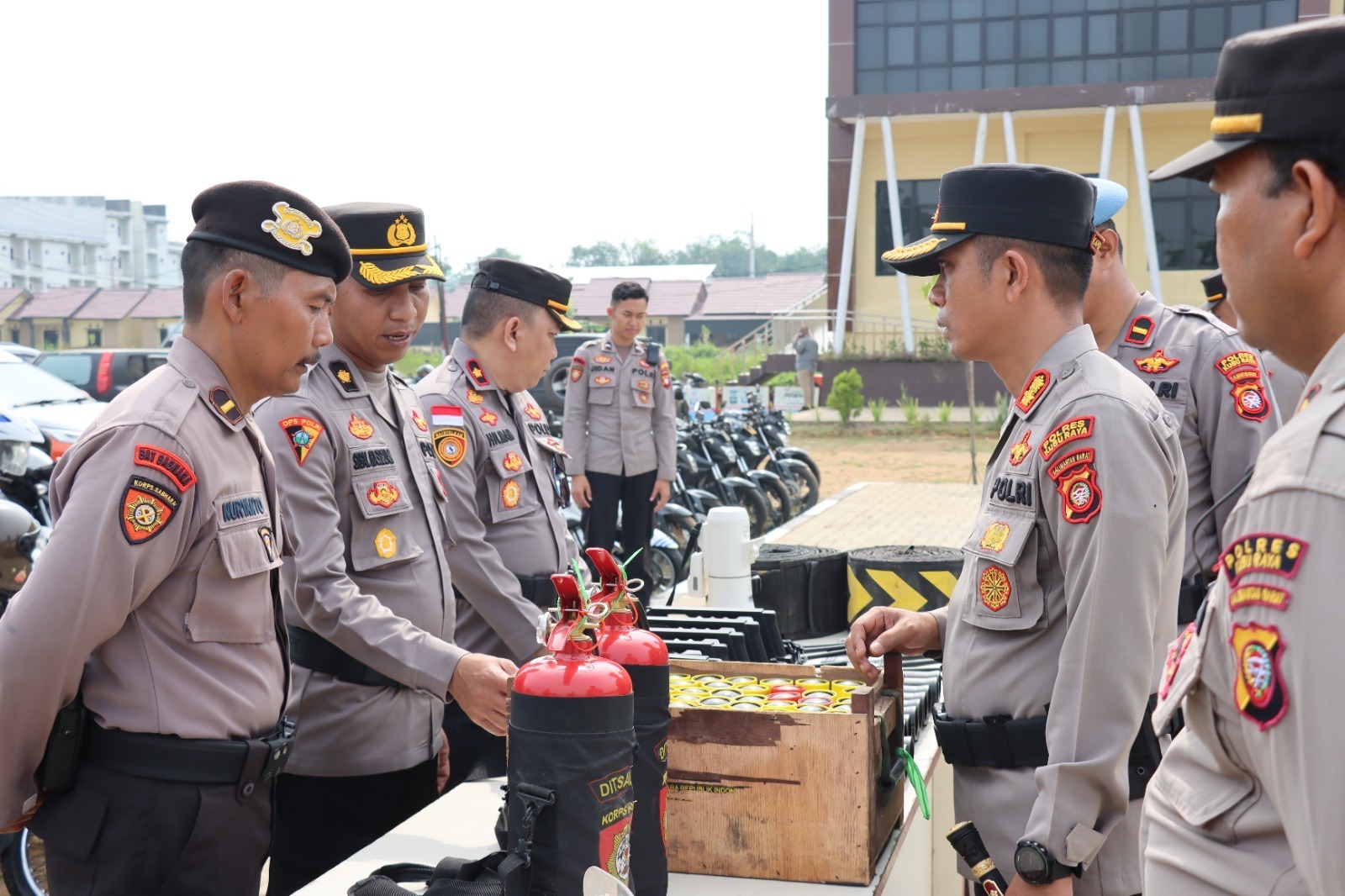 PANTAU: Kapolres Kubu Raya, AKBP Arief Hidayat memantau kesiapan personel Polres Kubu Raya dalam upaya perkuat kesiapan Operasi Mantap Brata Kapuas, kemarin (12/10).