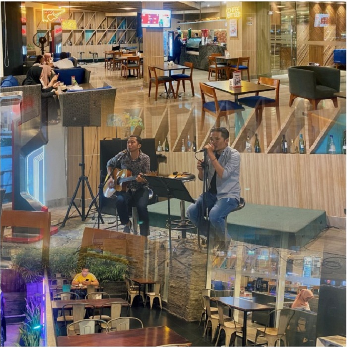 SANTAI ASYIK: Live music Coffee Terrace Gajahmada.