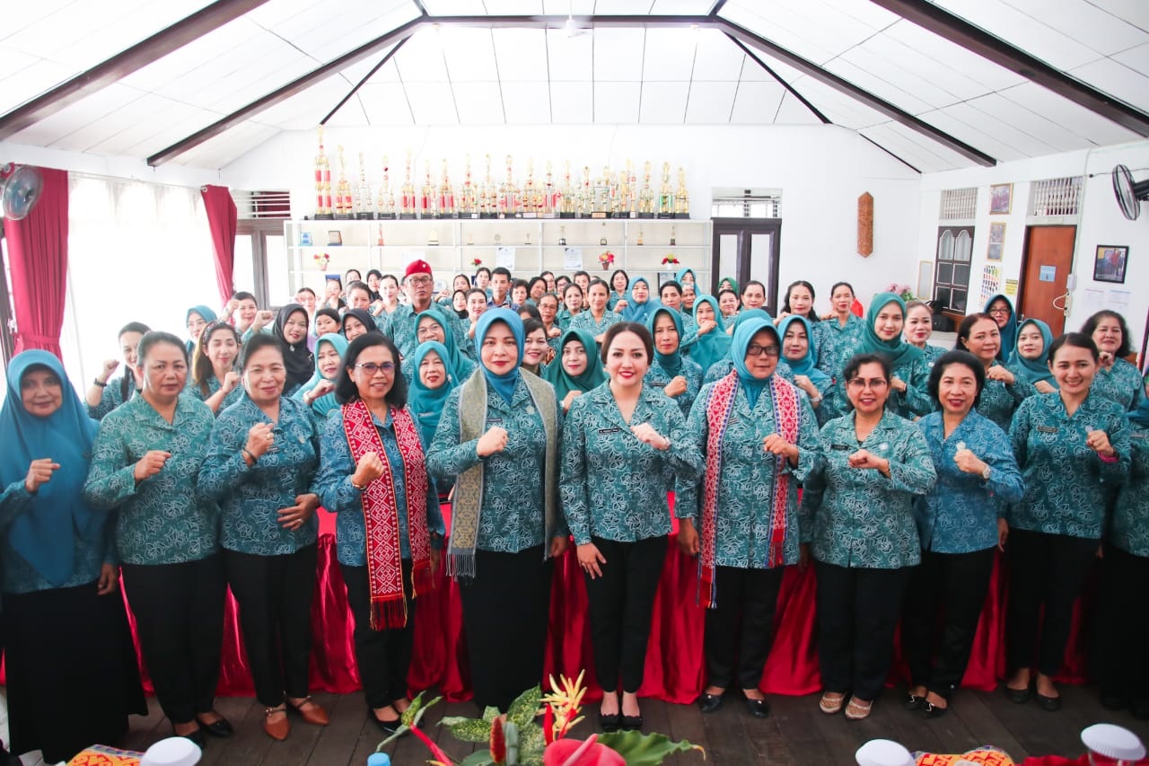 BERSAMA: Pj Ketua TP-PKK Kalbar Windy Prihastari foto bersama Ketua TP-PKK Kabupaten Kapuas Hulu dan jajaran usai kegiatan penguatan peran PKK dalam TPK, Rabu (11/10).
