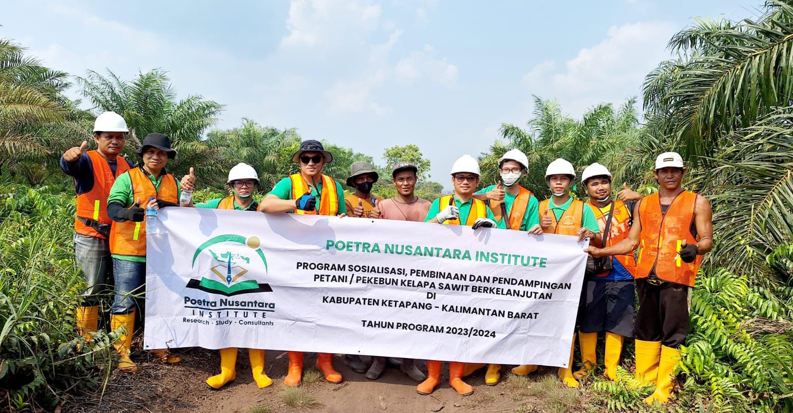 Para petani kelapa sawit bersama jajaran pengurus Poetra Nusantara Institute foto bersama saat kegiatan pendampingan.