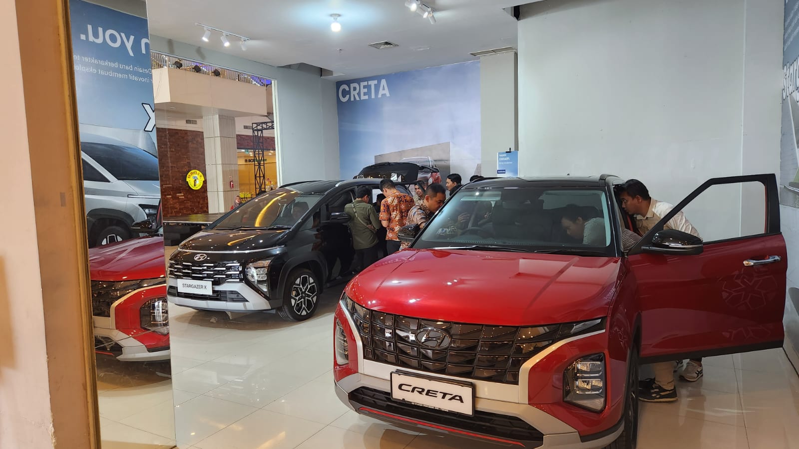 Masyarakat dan Pengunjung antusias melihat mobil-mobil yang dipamerkan.