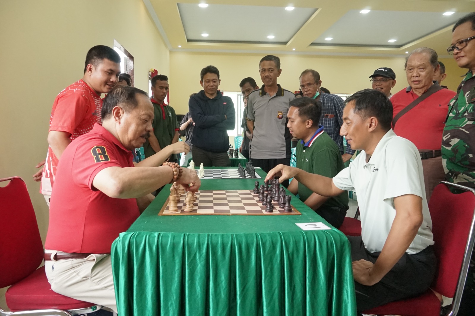 Foto: Wabup Sanggau saat eksebisi catur bersama Dandim Sanggau.