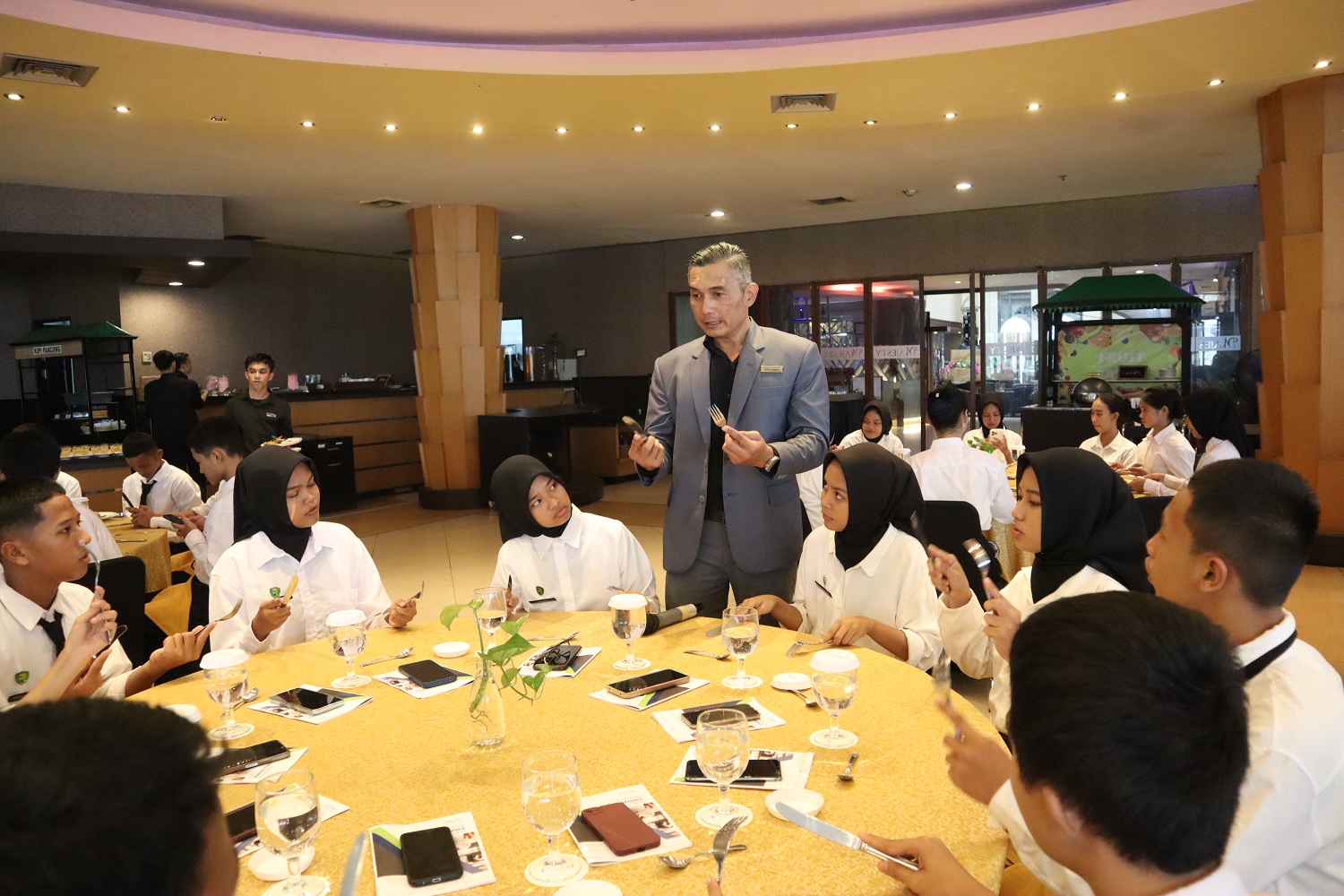 ETIKA:&nbsp;Belajar Etika di Meja Makan dengan&nbsp;Table Manner Class Aston Pontianak.