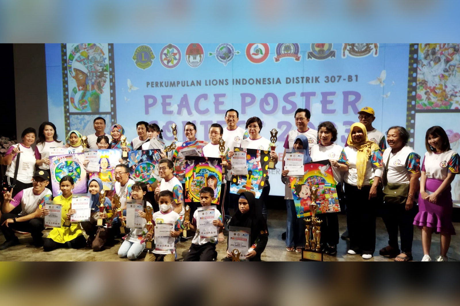 Juara pada kategori PPC dan Umum foto bersama para pejabat Perkumpulan Lions Indonesia Distrik 307-B1, pejabat dan anggota Lions Clubs di Pontianak, serta panitia Peace Poster Contest 2023.