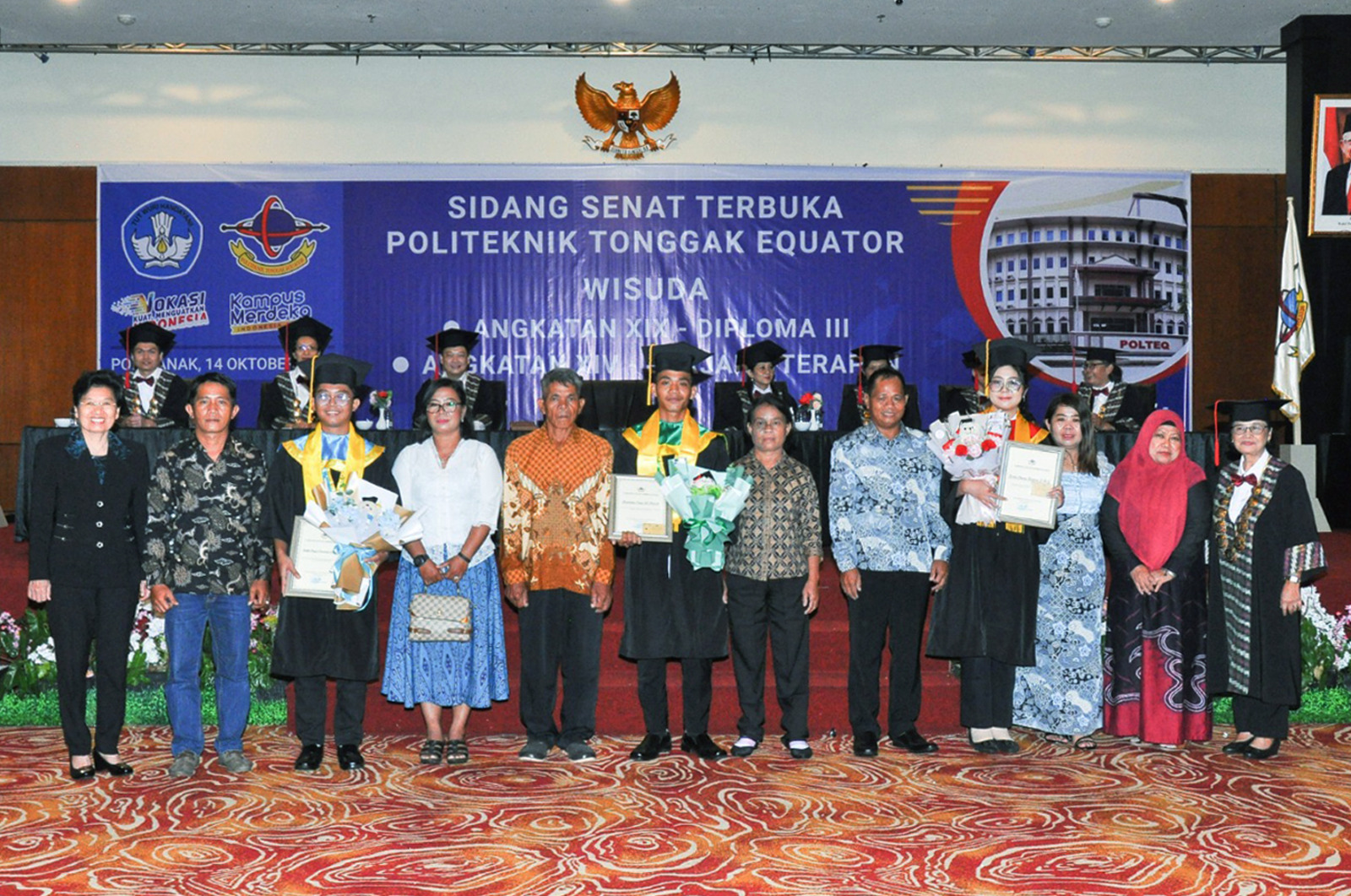 FOTO BERSAMA: Lulusan terbaik dari tiap Prodi pada wisuda tahun 2023 didampingi orangtuanya, foto bersama Direktur Polteq, Ketua Yayasan Tonggak Equator, dan perwakilan LLDikti XI Kalimantan.