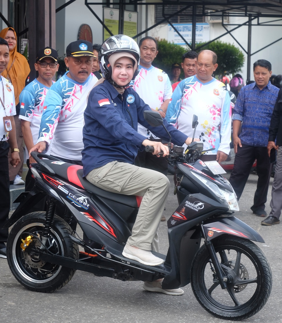 Kepala Dinas Pendidikan dan Kebudayaan Kalbar Rita Hastarita menjajal sepeda motor listrik karya siswa SMKN 1 Sintang, Jumat, (13/10).