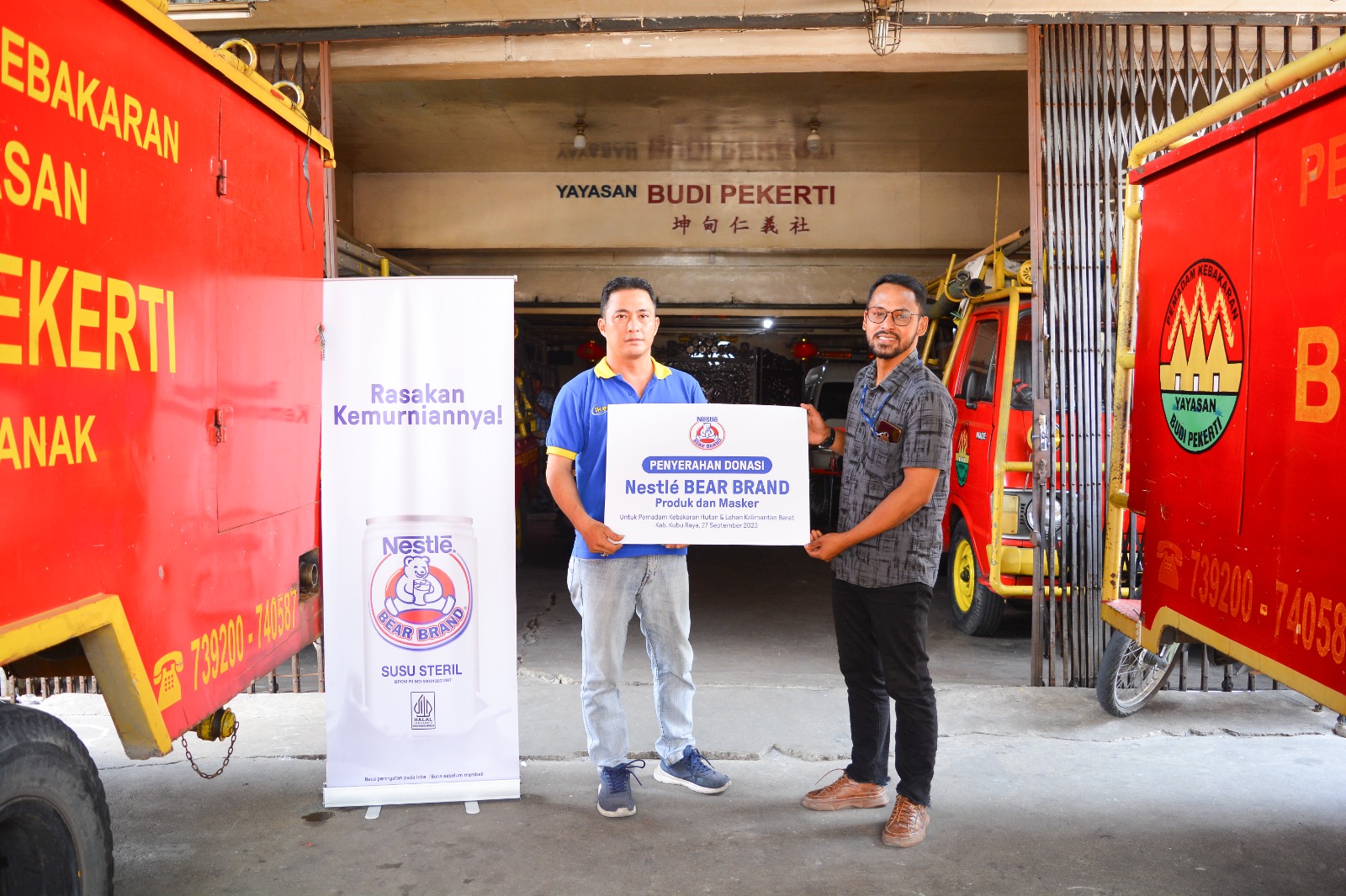 Project Manager Adult Dairy PT Nestl&eacute; Indonesia Indra Reza Wijawa (kanan) secara langsung memberikan donasi produk dan masker kepada Petugas Pemadam Kebakaran Yayasan Budi Pekerti Lois Tony Candra.