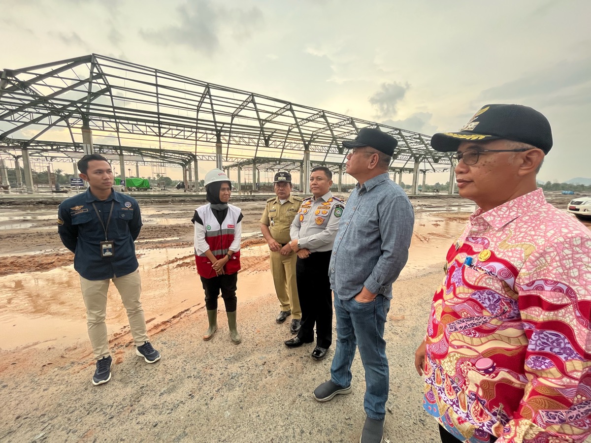 Pj Gubernur Kalbar Harisson meninjau pembangunan gedung terminal dan runway Bandara Singkawang, Selasa (17/10).