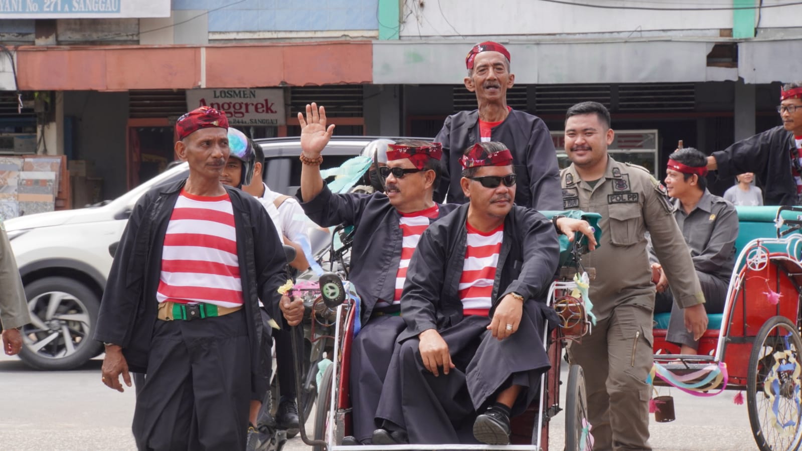 BECAK: Bupati dan Wakil Bupati Sanggau diarak menggunakan becak menuju lokasi kegiatan Jheg Bumih masyarakat etnis Madura.