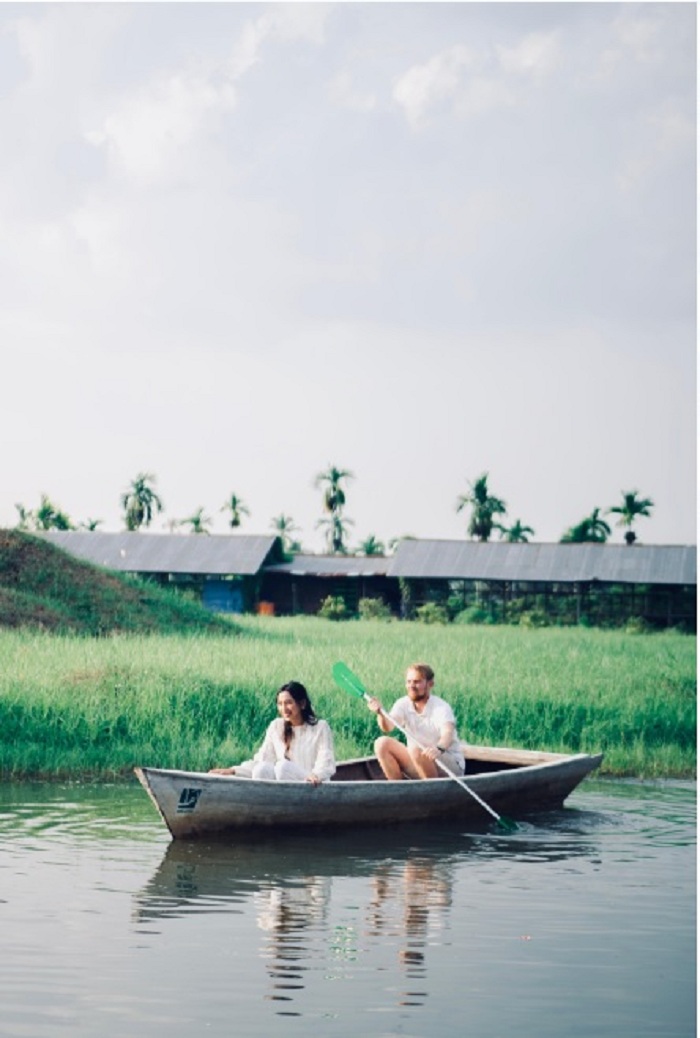 MENIKMATI: Momen ketika wisatawan asing sedang asyik bermain sampan di danau destinasi wisata alam Amal zone.