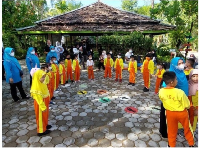 FIELD TRIP: Suasana field trip guru dan peserta didik TK Amal di Taman Agrowisata Rekadena.