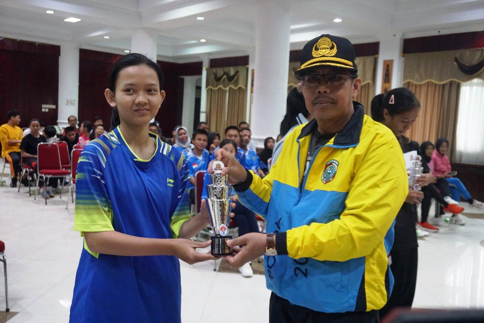 PLAKAT : Sekda Ismail menyerahkan plakat kepada pemenang kejuaraan Tarkam Kemenpora.