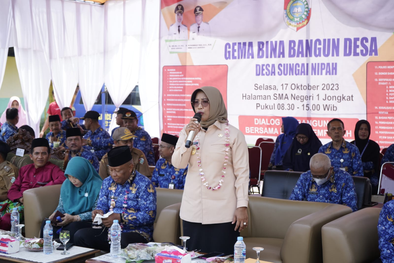 DIALOG : Bupati Erlina saat berdialog dengan masyarakat dalam kegiatan GBBD di Jongkat.