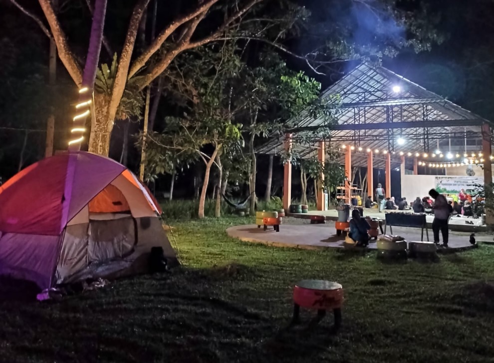 CAMPING: Suasana camping ground taman agrowisata rekadena di malam hari.