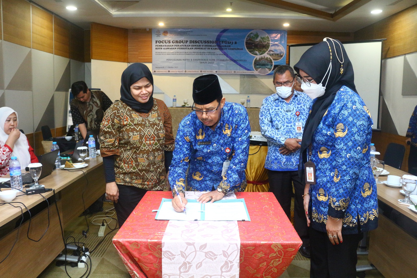 DOKUMEN : Sekretaris Daerah Kabupaten Mempawah, Ismail saat menandatangani dokumen dalam kegiatan Forum Group Discussion (FGD) Rencana Detail Tata Ruang (RDTR).