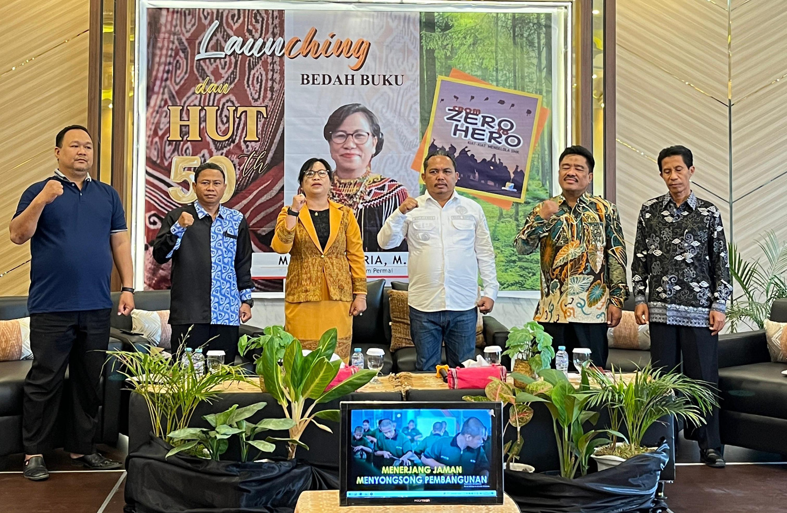 LAUNCHING BUKU : Wakil Bupati Sintang Melkianus menghadiri launching dan bedah buku yang ditulis oleh Maria Victoria Kepala SMK Negeri 1 Kelam Permai di Aula Hotel Bagoes.