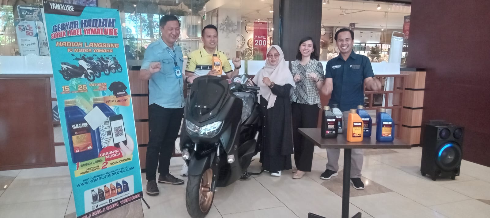 YAMALUBE: Yulia, salah satu pemenang Gebyar Hadiah Sobek Label Yamalube berhasil membawa pulang sepeda motor dari Yamaha.
