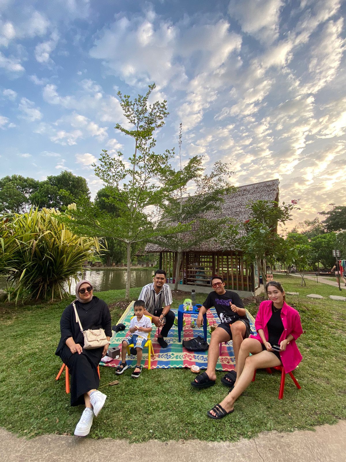 PIKNIK: Potret para pengunjung saat berpiknik di destinasi wisata alam amal zone.