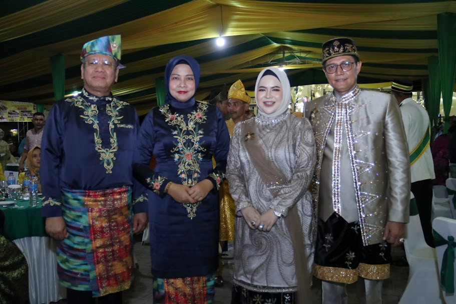 GALA DINNER: Pj. Gubernur Harisson bersama Pj Ketua TP-PKK Kalbar Windy Prihastari foto bersama Sultan Pontianak dan permaisuri, Jumat (20/10).