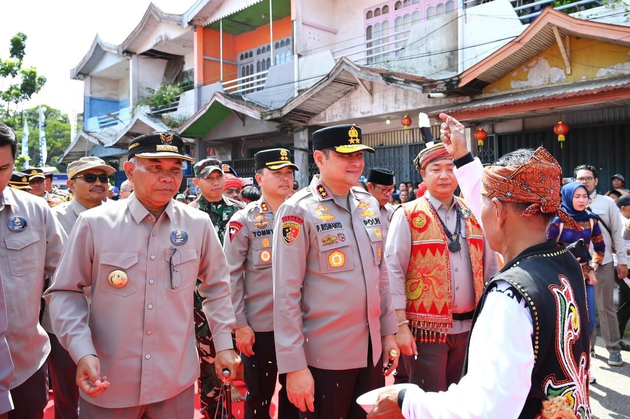 RITUAL ADAT: Kapolda Kalbar, Irjen Pol Pipit Rismanto, menghadiri ritual adat di Tugu Tolak Bala di Jalan Merdeka, Sabtu (21/10).
