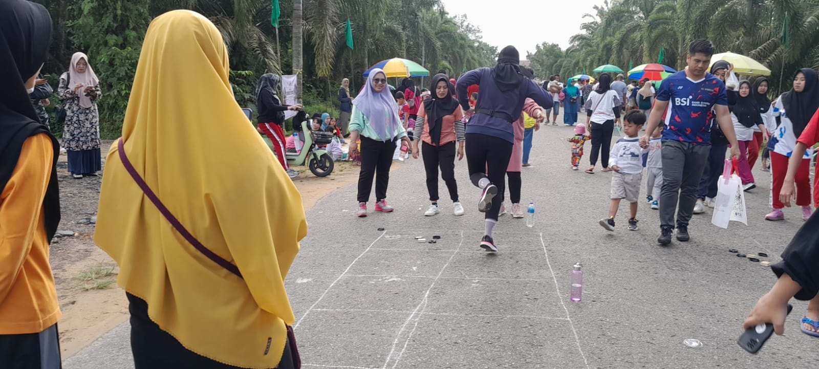 MERIAH: Suasana pelaksanaan CFD Sambas pada Minggu (22/10), sejumlah kegiatan memeriahkan kegiatan itu, mulai dari senam, menari, tanaman bonsai, kuliner hingga permainan tradisional.