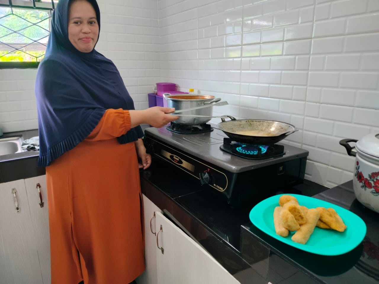 MENGGORENG EMPEK-EMPEK: Yuli Astuti sedang menggoreng empek-empek untuk dijual kepada pelanggan. Setiap hari, rerata ia membuat 600 biji empek-empek untuk konsumen di Pontianak.