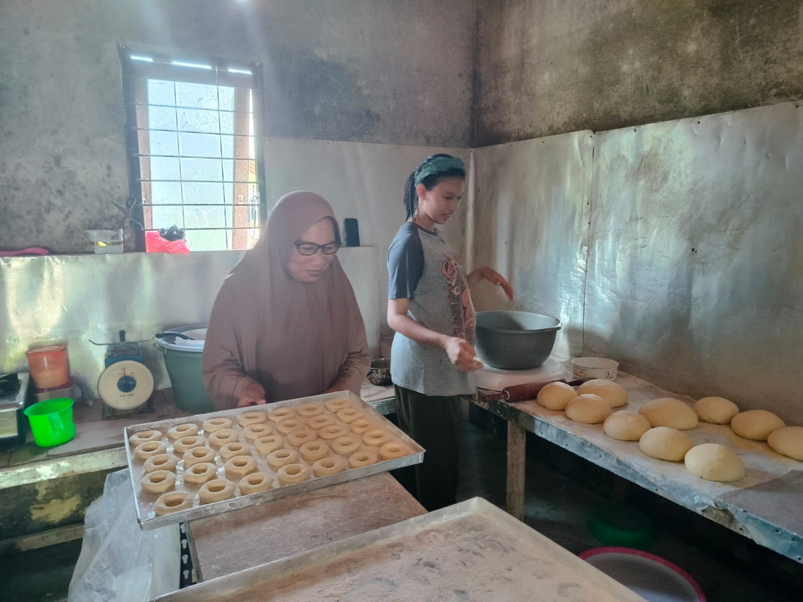 PRODUKSI: Proses mengadon Donat Embul di pabrik sederhana usaha ini, Jl Nusa Karya, Kecamatan Pontianak Timur.