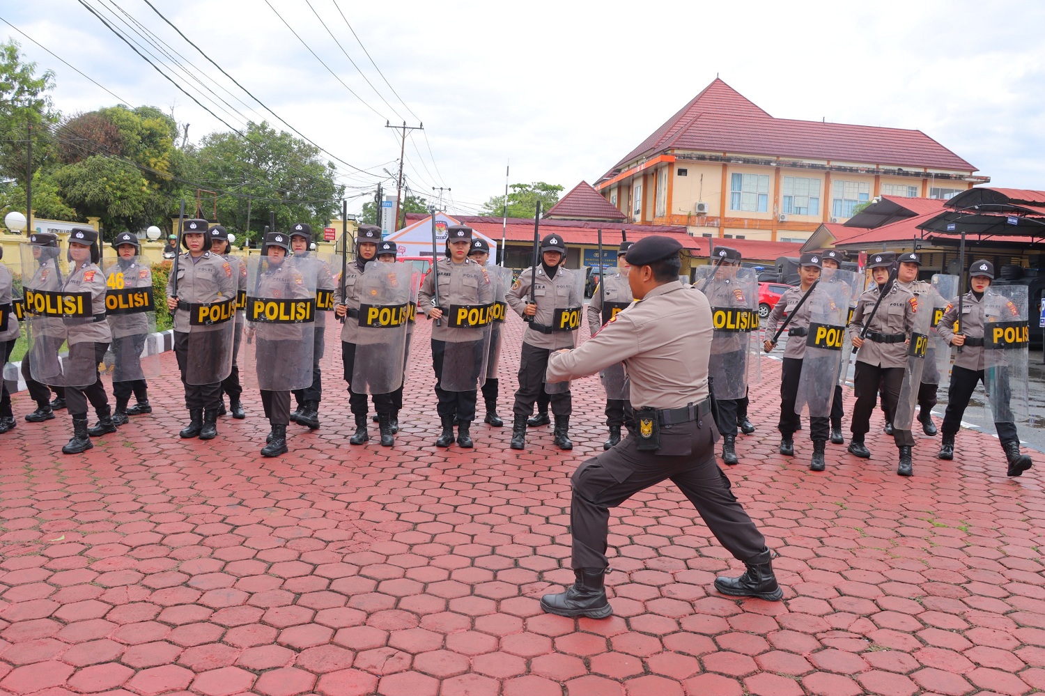 LATIHAN DALMAS: Polres Sintang gelar pelatihan pengendalian masa awal, Minggu (22/10).