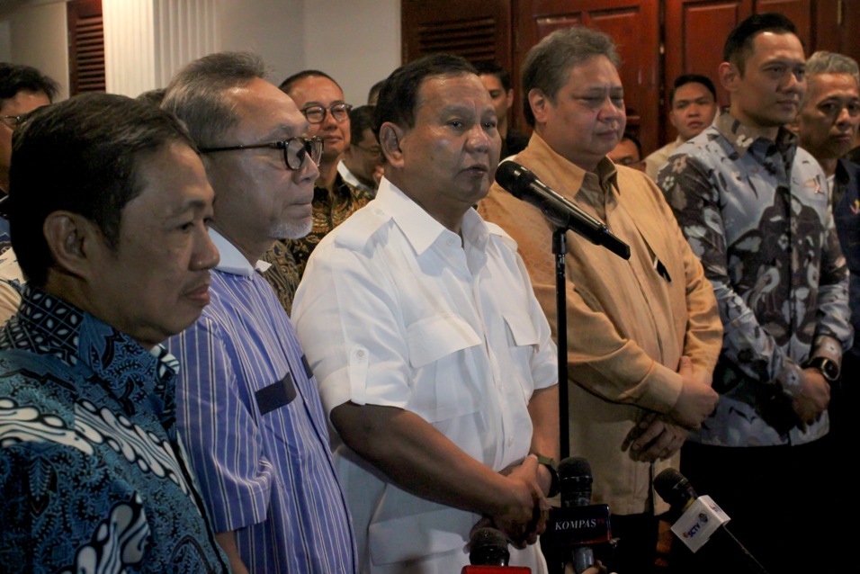 Bakal calon presiden Prabowo Subianto (tengah) didampingi ketua umum partai dari Koalisi Indonesia Maju (kiri ke kanan) Ketua Umum Partai Glora Anis Matta, Ketua Umum PAN Zulkifli Hasan.