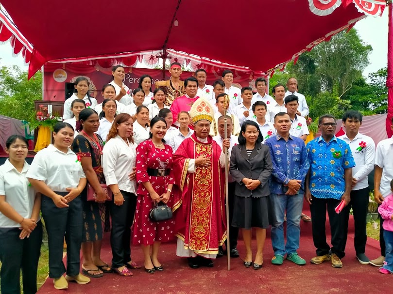 DIABADIKAN BERSAMA: Asisten Setda Landak Theresia Limawardani diabadikan bersama Uskup Agung Pontianak saat menghadiri Perayaan Ekaristi penerimaan Sakramen Krisma Paroki Salib Suci Ngabang.