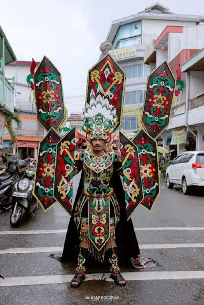 ETHNIC CARNIVAL: Herry Purwanto, seorang pegiat costume creator Kayong Utara, saat mengikuti ajang Singkawang Ethnic Carnival 2023, Sabtu (21/10).