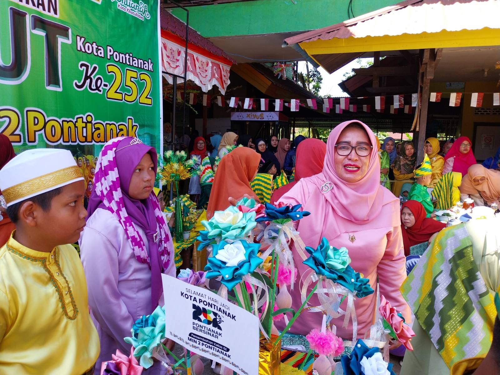 KAIN BEKAS : Salah satu pokok telok yang dibuat dari limbah kain. Kreasi pokok telok ini turut memeriahkan Hari Jadi ke-252 Kota Pontianak di MIN 2 Pontianak.