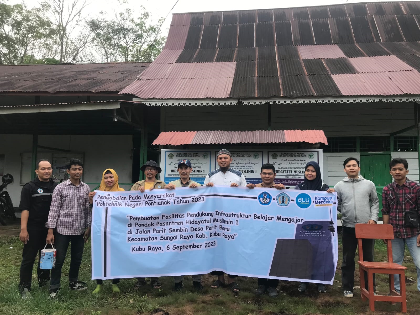 FOTO BERSAMA: Tim PPM Jurusan Teknik Sipil Polnep foto bersama Ketua Ponpes Hidayatul Muslimin 1 Kubu Raya usai serah terima bantuan fasilitas penunjang belajar mengajar secara simbolis.