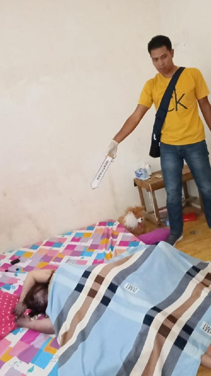 OLAH TKP: Pihak Polsek Semitau saat melakukan olah TKP penemuan sesosok mayat di Perumahan Pondok II PT. Belian Estate, Desa Nanga Seberuang, Kecamatan Semitau.